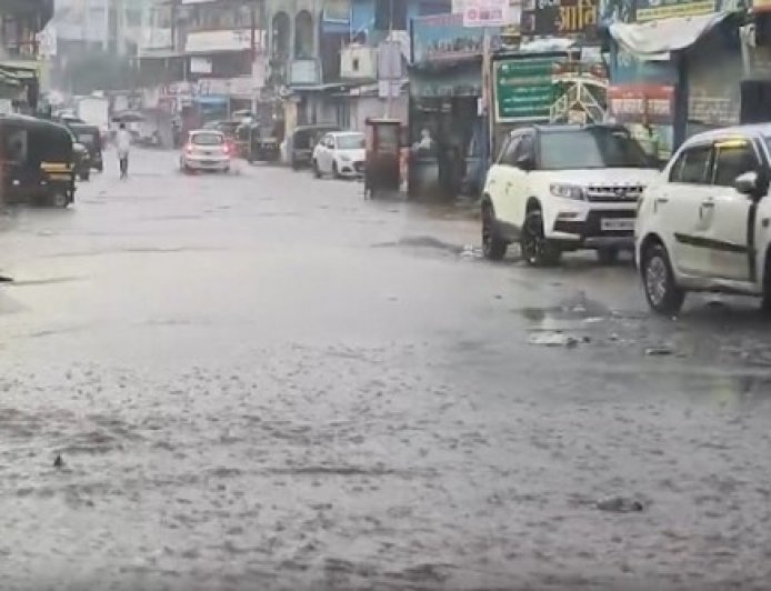 मुंबई में मूसलाधार बारिश का कहर, स्कूल-कॉलेज बंद, उड़ानें और लोकल सेवाएं प्रभावित