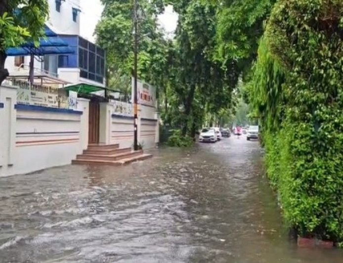 नोएडा में झमाझम बारिश ने खोली व्यवस्थाओं की पोल, शहर की कई सड़कें और सेक्टर जलमग्न