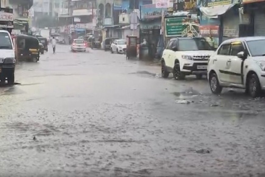 मुंबई में मूसलाधार बारिश का कहर, स्कूल-कॉलेज बंद, उड़ानें और लोकल सेवाएं प्रभावित