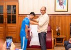 मणिपुर: सीएम युमनाम खेमचंद सिंहने कॉमनवेल्थ गेम्स मेडलिस्ट ऋषिकांत सिंह को सम्मानित किया