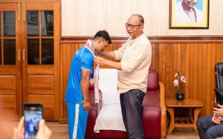 मणिपुर: सीएम युमनाम खेमचंद सिंहने कॉमनवेल्थ गेम्स मेडलिस्ट ऋषिकांत सिंह को सम्मानित किया