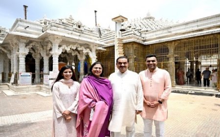 गौतम अदाणी ने पर्यूषण महापर्व से पहले परिवार के साथ गुजरात के महुडी जैन मंदिर में किए दर्शन