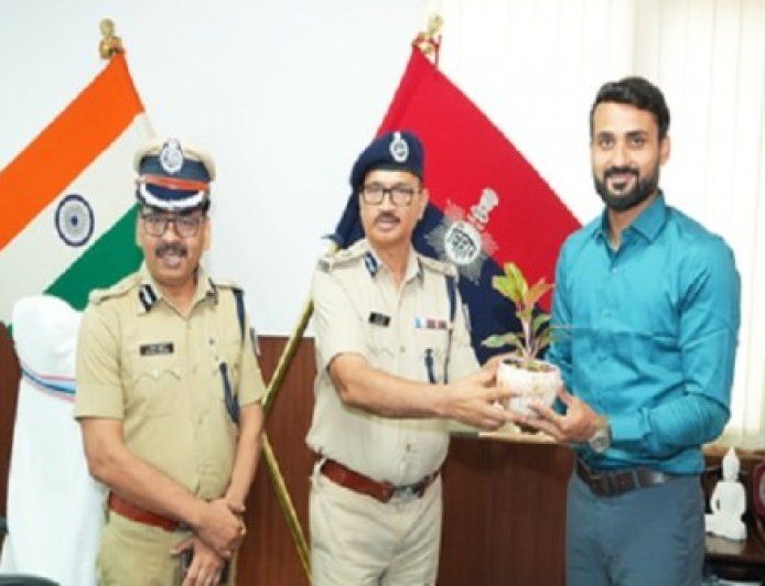 टीम इंडिया की जर्सी से पुलिस की वर्दी, क्रिकेटर मुकेश कुमार और आकाश दीप बने डीएसपी
