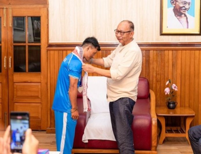 मणिपुर: सीएम युमनाम खेमचंद सिंहने कॉमनवेल्थ गेम्स मेडलिस्ट ऋषिकांत सिंह को सम्मानित किया