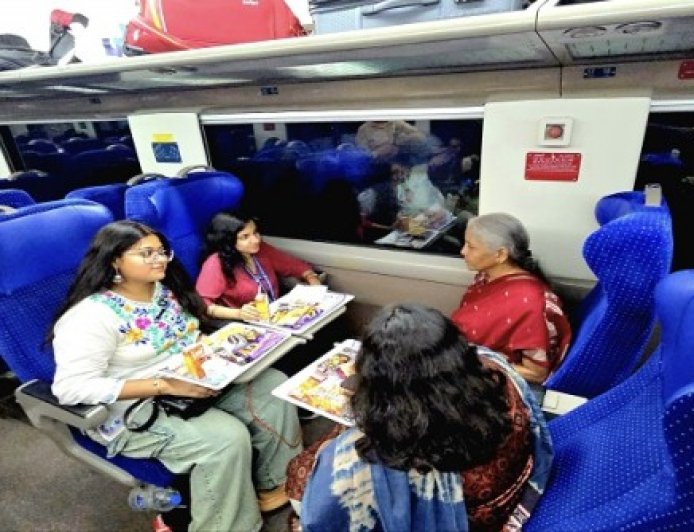 ब्रिक्स बैठक के लिए वंदे भारत से जयपुर पहुंचीं केंद्रीय वित्त मंत्री निर्मला सीतारमण, ट्रेन में युवाओं से की चर्चा