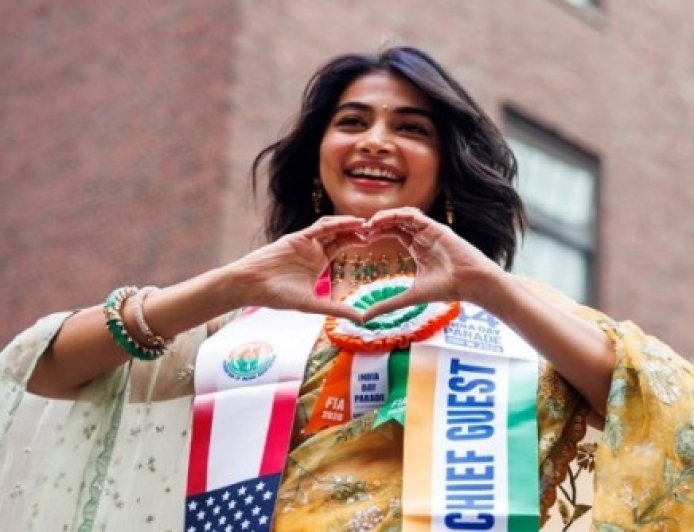 न्यूयॉर्क में तिरंगा थामे नजर आईं पूजा हेगड़े, इंडिया डे परेड में बनीं 'गेस्ट ऑफ ऑनर'