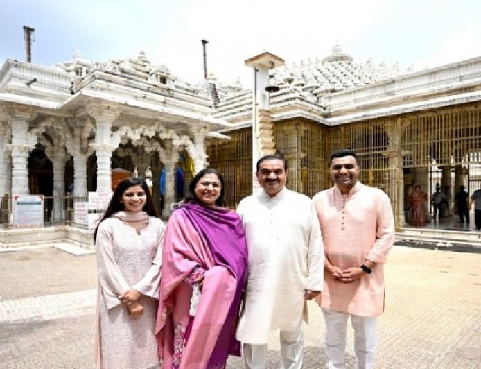 गौतम अदाणी ने पर्यूषण महापर्व से पहले परिवार के साथ गुजरात के महुडी जैन मंदिर में किए दर्शन