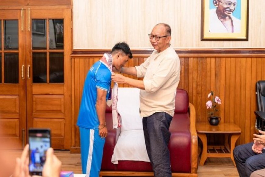 मणिपुर: सीएम युमनाम खेमचंद सिंहने कॉमनवेल्थ गेम्स मेडलिस्ट ऋषिकांत सिंह को सम्मानित किया