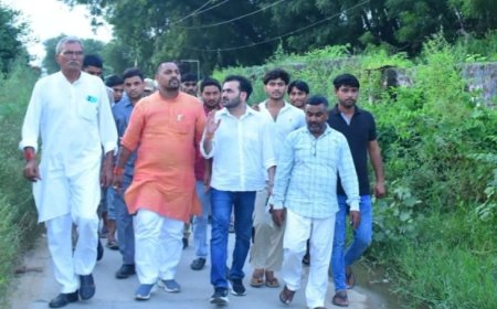 अलीगढ़ में सरकारी इंटर कॉलेज की बदहाली देख भड़के मंत्री, गेट बंद मिला तो फांद दी बाउंड्री वॉल; 5 कमरों की छत गायब, शौचालय तक नहीं