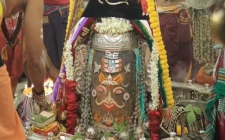 वैष्णव तिलक और बेल पत्रों से सजे बाबा महाकाल, भस्म आरती में उमड़ा श्रद्धालुओं का सैलाब