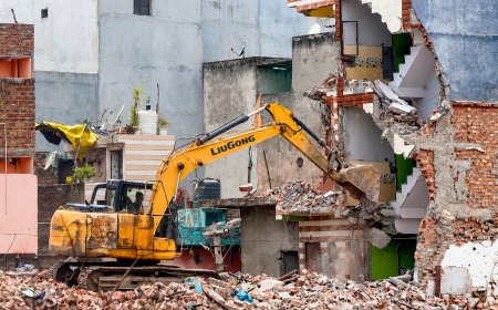 शालीमार बाग में आधी रात चला बुलडोजर, मदीना मस्जिद का हिस्सा भी ध्वस्त; AIMIM नेता के पहुंचते ही मचा हंगामा