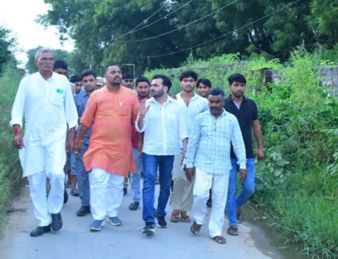 अलीगढ़ में सरकारी इंटर कॉलेज की बदहाली देख भड़के मंत्री, गेट बंद मिला तो फांद दी बाउंड्री वॉल; 5 कमरों की छत गायब, शौचालय तक नहीं