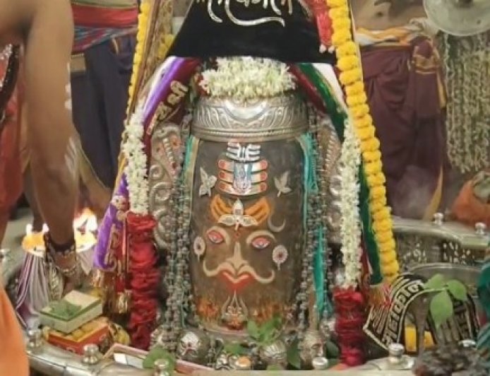 वैष्णव तिलक और बेल पत्रों से सजे बाबा महाकाल, भस्म आरती में उमड़ा श्रद्धालुओं का सैलाब