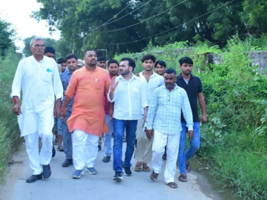 अलीगढ़ में सरकारी इंटर कॉलेज की बदहाली देख भड़के मंत्री, गेट बंद मिला तो फांद दी बाउंड्री वॉल; 5 कमरों की छत गायब, शौचालय तक नहीं