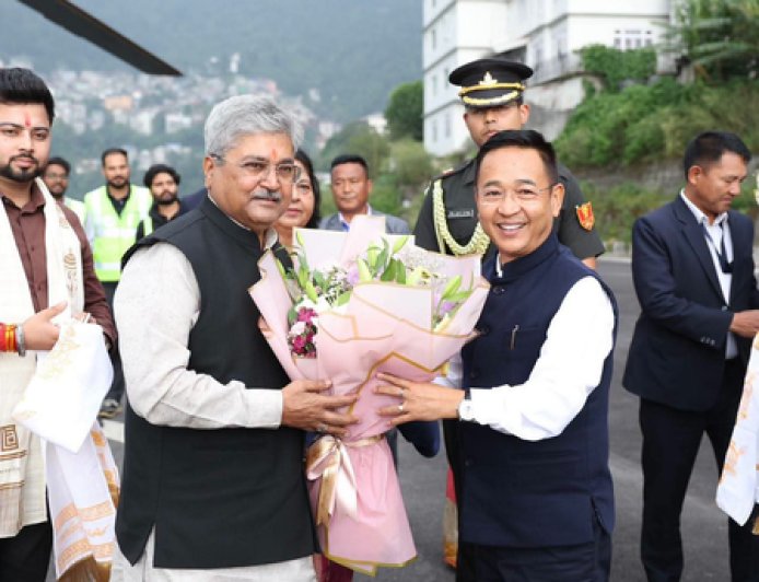 सिक्किम पहुंचे नवनियुक्त राज्यपाल दुष्यंत कुमार गौतम, सोमवार को लोकभवन में शपथ ग्रहण समारोह