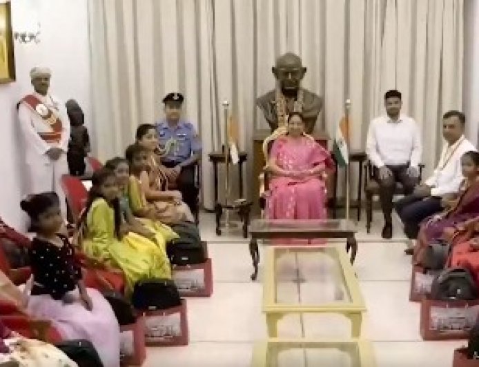 कर्नाटक राज्यपाल सुधा यादव ने वंचित बच्चियों के साथ किया कन्या पूजन, स्कूल बैग और किताबें की वितरीत