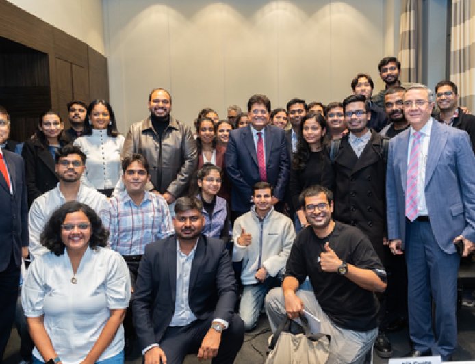 बर्लिन में भारतीय छात्रों और रिसर्चर्स से मिले पीयूष गोयल, नवाचार के लिए समर्थन का दिया भरोसा