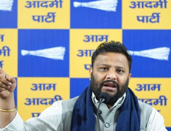 दिल्ली के सरकारी स्कूलों की बदहाली पर बोले कुलदीप कुमार- शिक्षा और सुरक्षा दोनों गायब