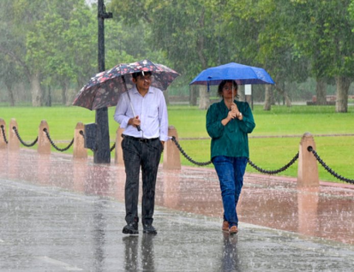 दिल्ली-एनसीआर में बदला मौसम का मिजाज; कहीं हल्की तो कहीं हुई तेज बारिश, 'येलो अलर्ट' जारी