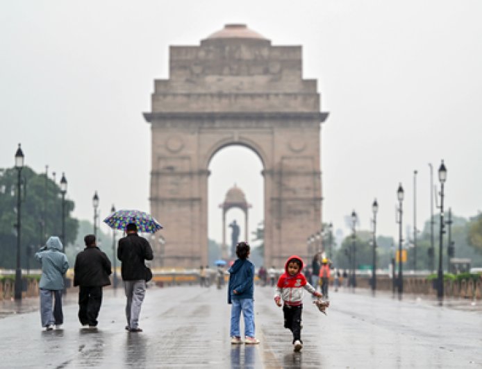 दिल्ली-एनसीआर में बारिश होने से प्रदूषण से मिली राहत, ग्रीन जोन में पहुंचा एक्यूआई; ठंड ने दी दस्तक